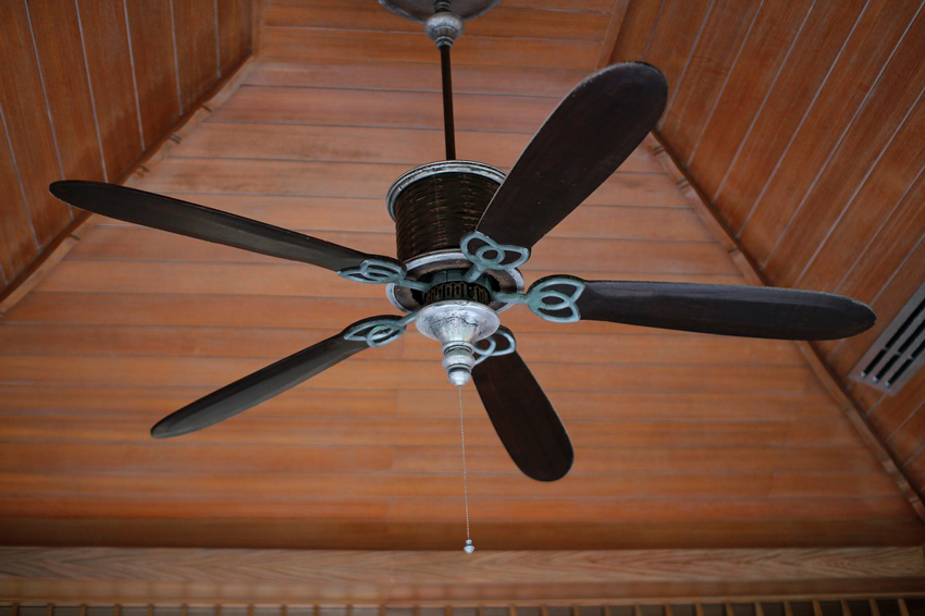 ventilador de techo en casa de madera ventiladores de techo silenciosos carrefour